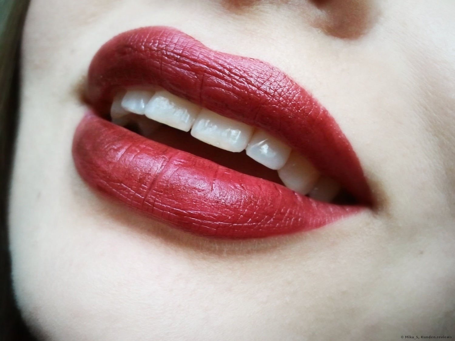 Essence Vibrant shock lip paint - 03 Red viper 